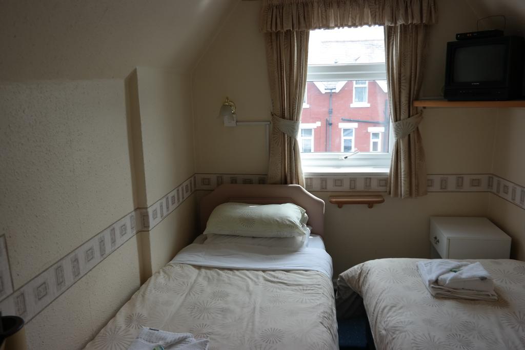Olivers Strickley Over 35 Years Only Blackpool Quarto foto